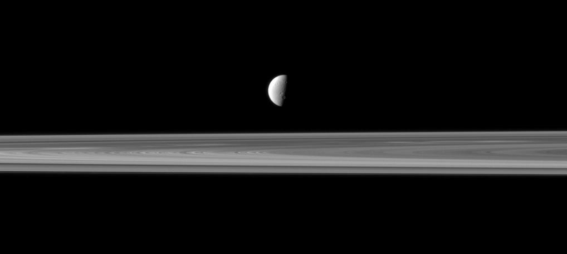Illustration for article titled Las mejores imágenes de Dione que ha dejado a su paso la sonda Cassini